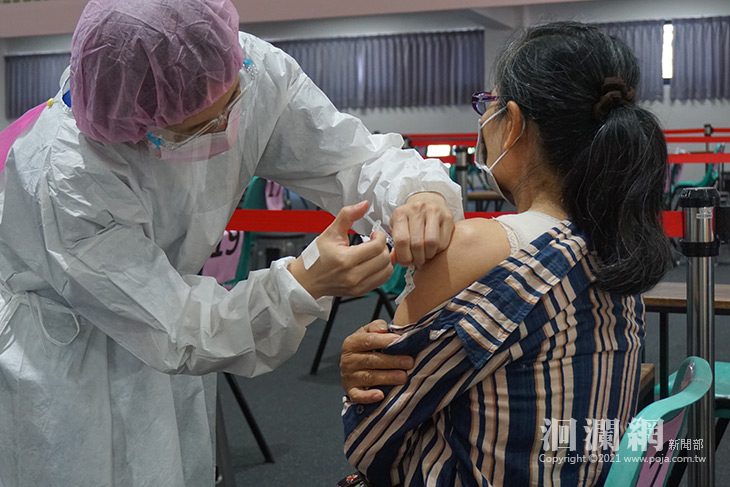 部花接棒第三天吉安國小接種站幫長者施打莫德納