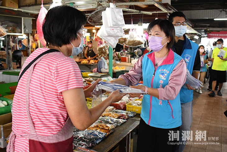 延續企業挹注防疫資源，吉安鄉長親贈公有市場攤位