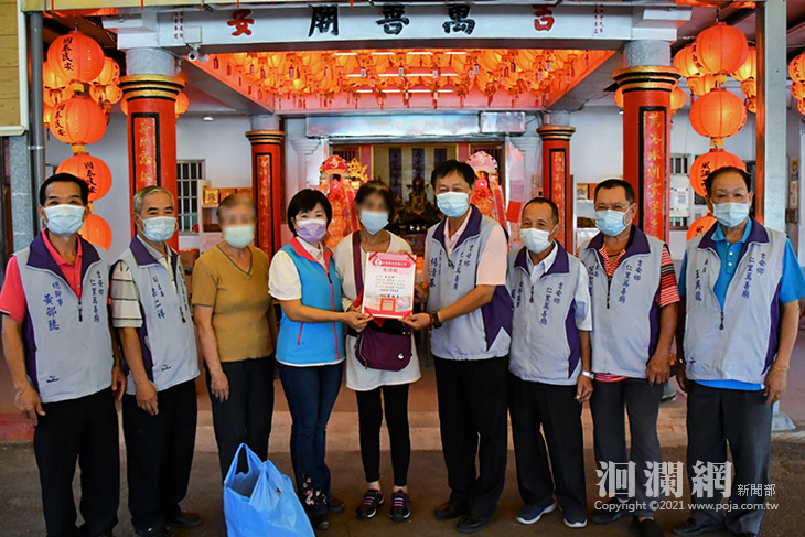 仁里萬善廟捐善款助弱勢，游淑貞代表受贈鄉親致感