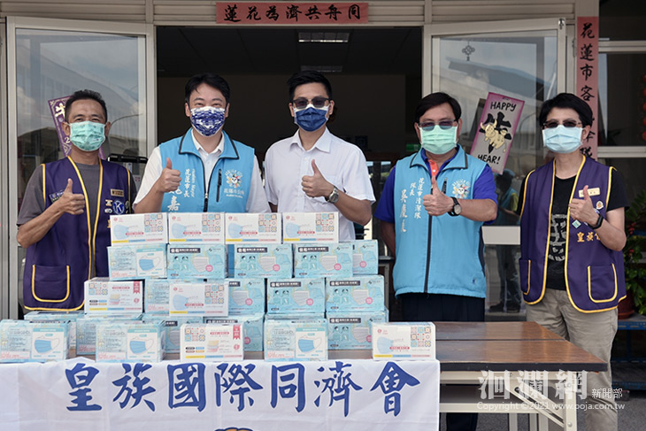 皇族同濟會捐贈花蓮市清潔隊2000份防疫口罩
