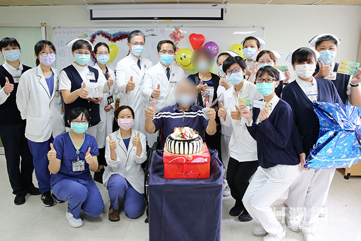 花蓮最後COVID-19病人康復出院，花蓮慈院溫暖送祝