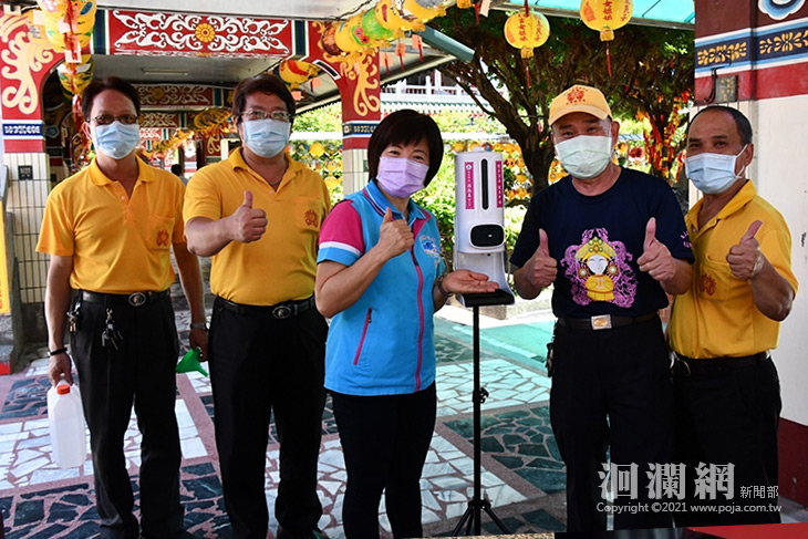 吉安鄉公所贈宮廟防疫體感酒精機