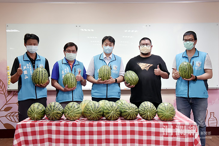 松成號展現企業風範，捐贈西瓜慰勞公所同仁