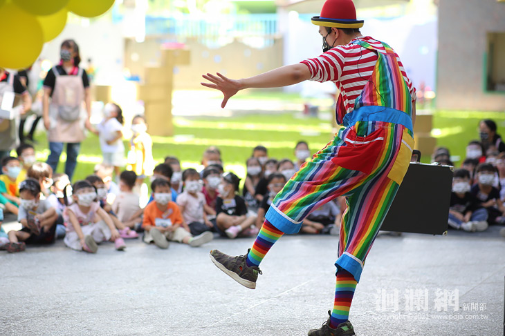 市幼開學迎新，看魔術表演開啟歡樂的一天