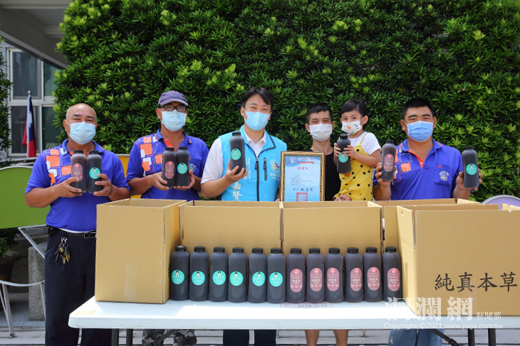 純真本草贈養生飲品，魏嘉賢贈感謝狀