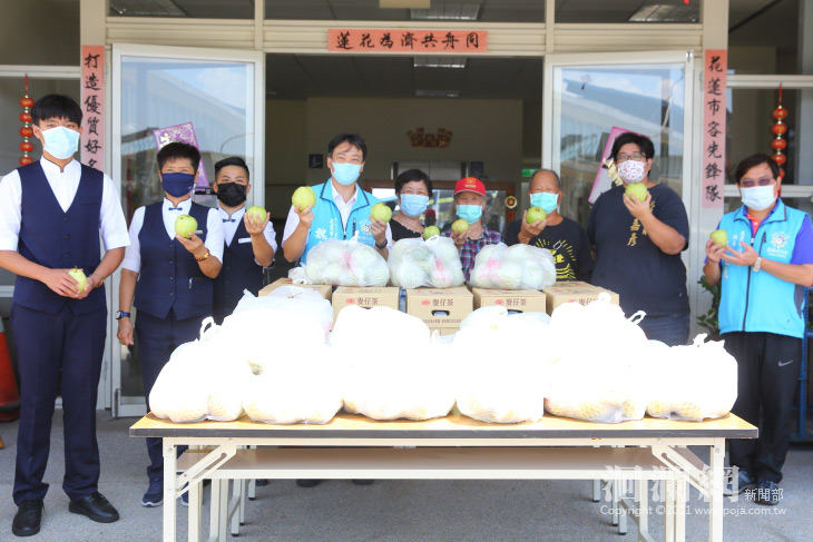 松成號幫助農戶紓困 採購芭樂轉送清潔隊員