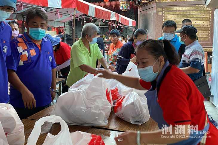 城隍廟捐普渡物資，花蓮市存入實物銀行助弱勢