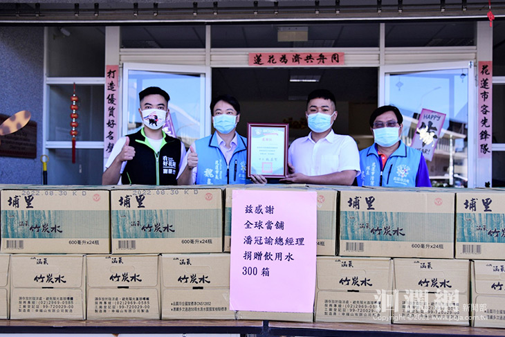 感謝花蓮市清潔隊員辛勞，全球當舖捐300箱瓶裝水