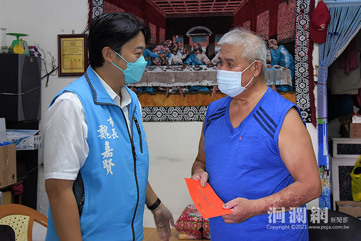 啦啦爸志工吳成輝術後出院 魏嘉賢關懷致贈急難