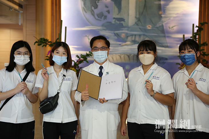 卡片成冊獻溫暖，新店高中為「太魯閣號事件救護人