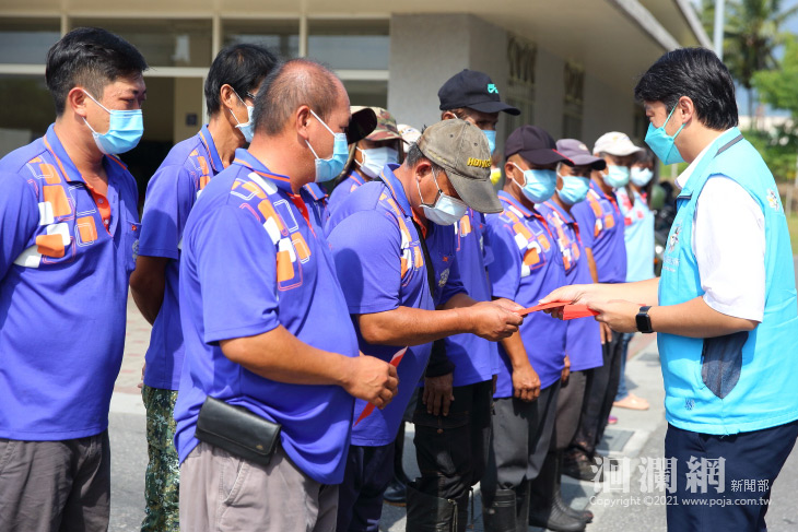慰勞清潔隊員辛勞，魏嘉賢頒發秋節獎勵金
