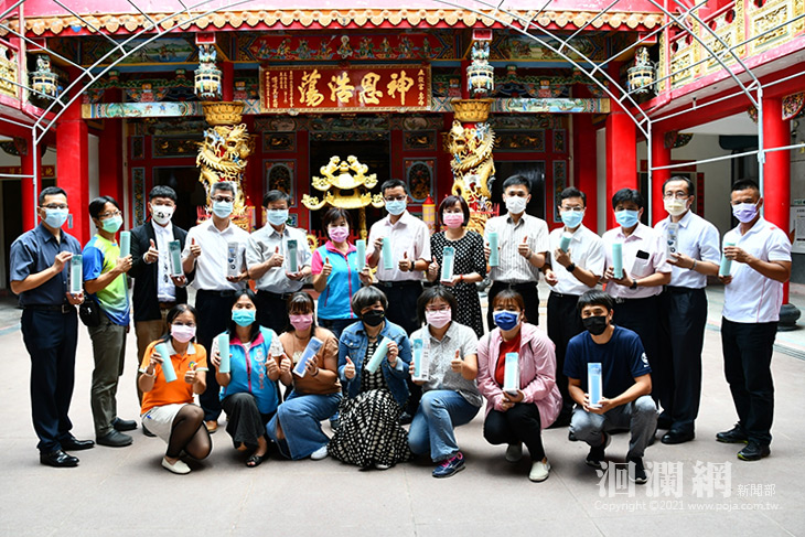 吉安鄉公所首贈教師節謝師禮，游淑貞與全鄉校長行