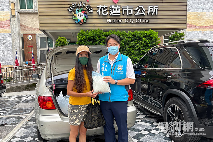 李春女肯定魏嘉賢施政，自家生產白米捐實物食行