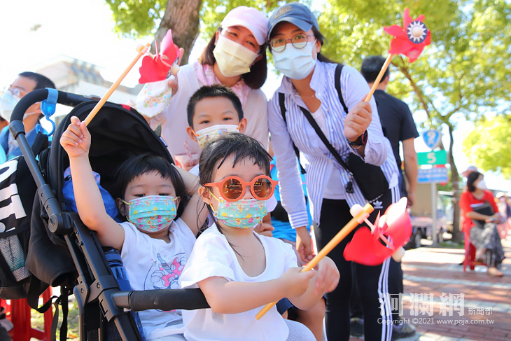 [影片]吉安升旗典禮迎國慶，大手牽小手親子齊健走