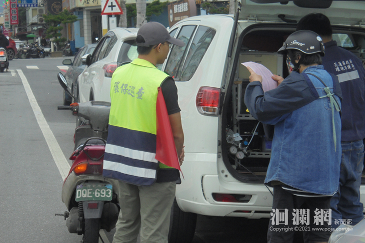 透過移動式檢驗車路邊攔檢宣導機車定期檢驗.JPG