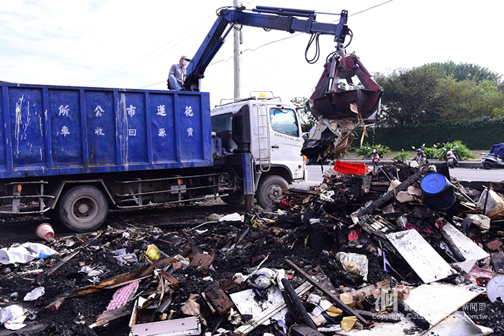 協助華東路火災戶清運廢棄物 魏嘉賢期盼早日重