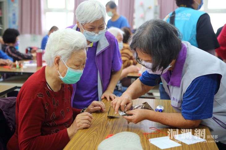 福氣站等關懷據點恢復開站 魏嘉賢探視關懷長者