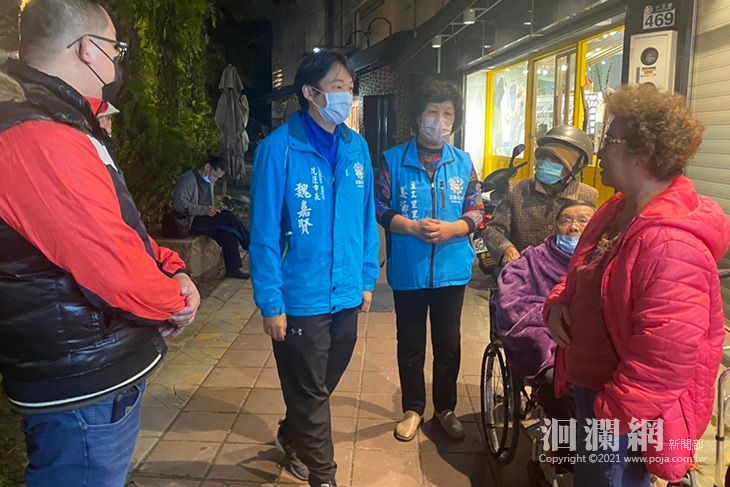 花蓮市區玩具店失火，魏嘉賢第一時間趕至現場慰問