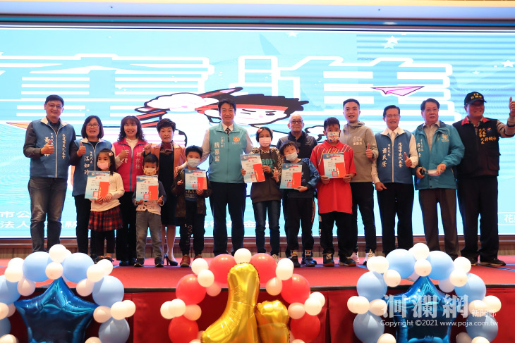 魏嘉賢頒發奮進愛花蓮奬學金19萬元 鼓勵學子奮