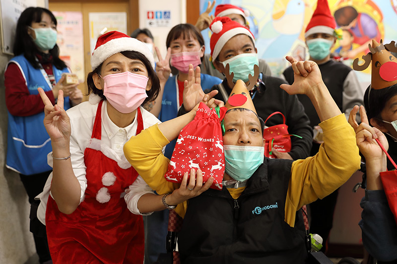 花蓮縣婦女成長關懷協會耶誕送愛 關心黎明心智