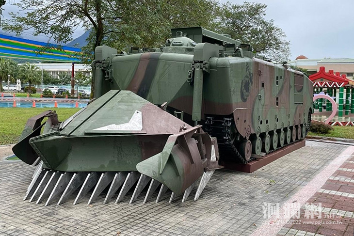 全國獨有兩棲工兵掃雷車展示，吉安鄉希望公園喜迎