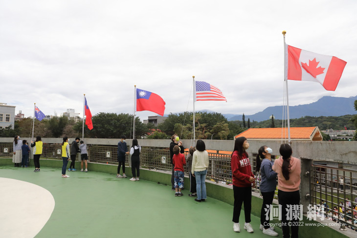 結合國際暨人權教育 東華附小11國國旗齊飄揚