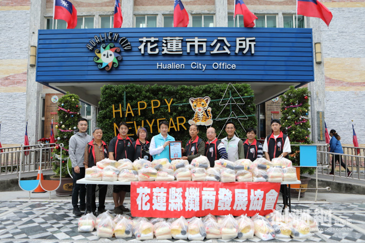 攤商發展協會捐物資 歲末年終關懷弱勢