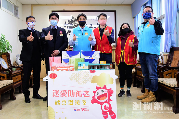 魏嘉賢見證 遠百花蓮店愛心年節禮盒贈華山基金