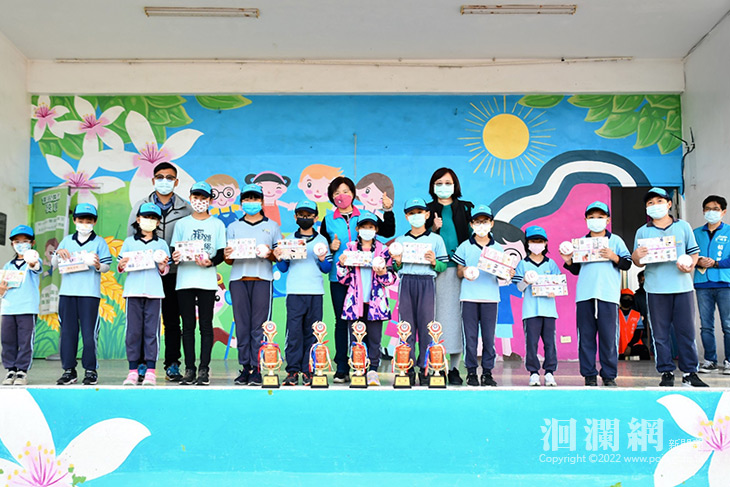 游淑貞親赴稻香國小嘉勉，鼓勵學童能文能武適性均