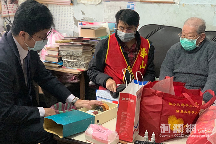 遠百花蓮店與花蓮市公所歲末送暖 慰問獨居長輩