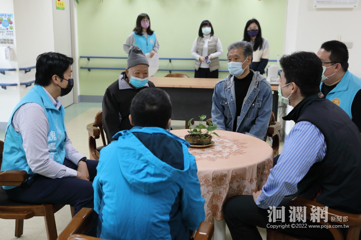 歲末年終關懷長者 魏嘉賢至東區老人之家致贈春