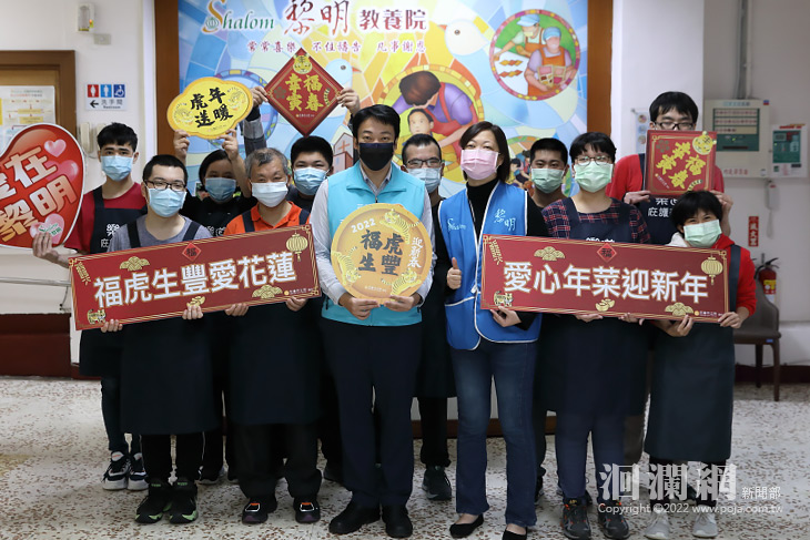 花蓮市公所愛心年菜送抵黎明教養院，院生提前圍爐