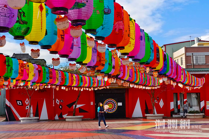  吉安鄉親彩繪千盞燈海浪漫好客藝術村，共邀動腦