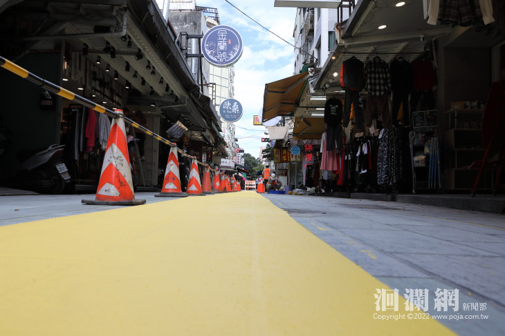 花蓮市施做地磚止滑塗層，降低公正街鋪面遇雨打滑