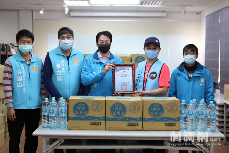花蓮市體育會贈水，為市公所打氣