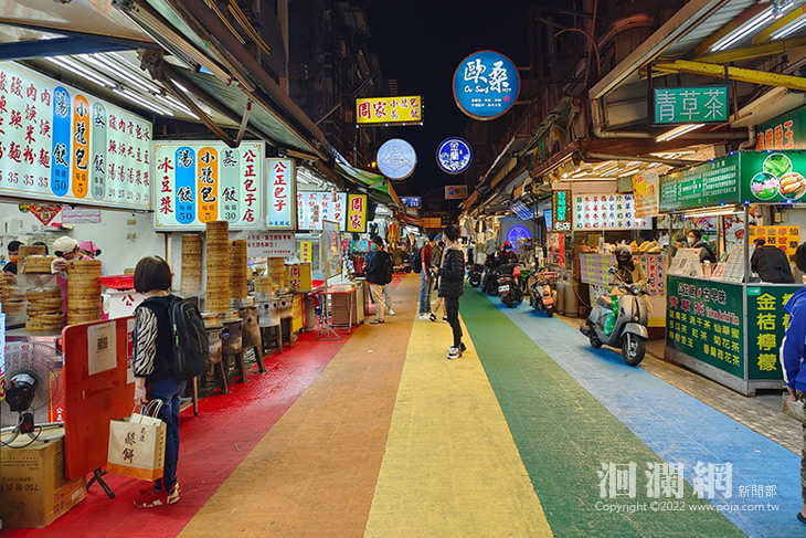 公正街彩虹步道爆紅! 今早清潔隊派員清洗兼消毒