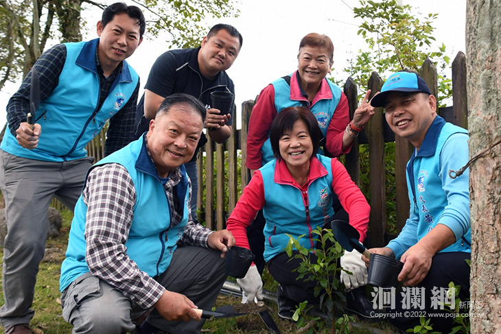 吉安鄉各界挽衣袖種杜鵑，共構多元樂活親子環境