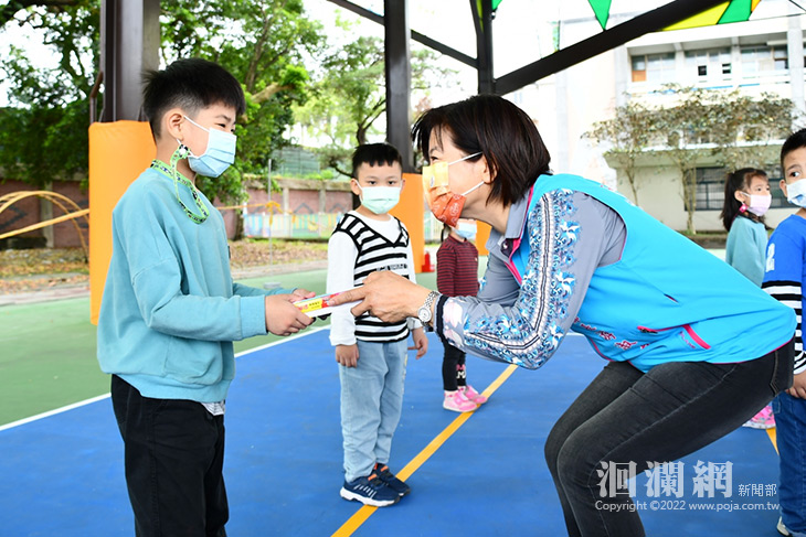 游淑貞親贈兒童節驚喜創意禮，祝福開心健康成長