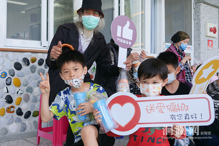 門諾基金會老幼共學，長者至佳民國小送禮