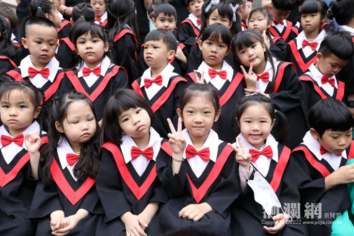 市幼孩子披學士服拍畢業照，留下美好的回憶