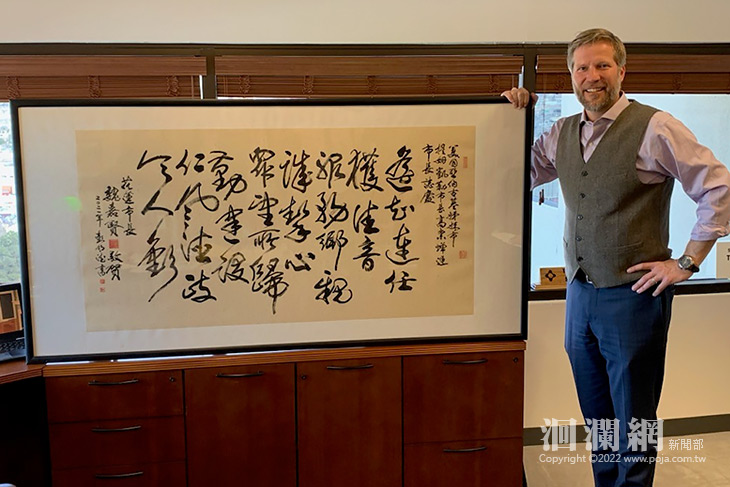 贈書法大師筆墨，魏嘉賢向亞伯古基市長連任致賀