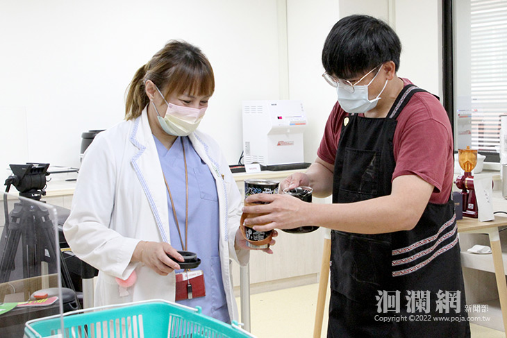 快閃咖啡傳愛   護理師：最暖心的禮物！