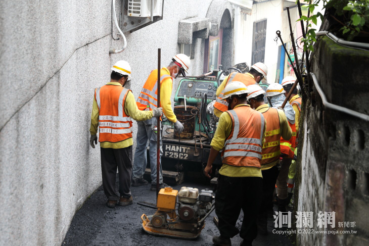 民代關切復興新村道路狀況 市公所納入年度AC整