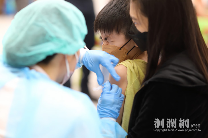 市立幼兒園接種開打 兒童勇敢挽袖打疫苗