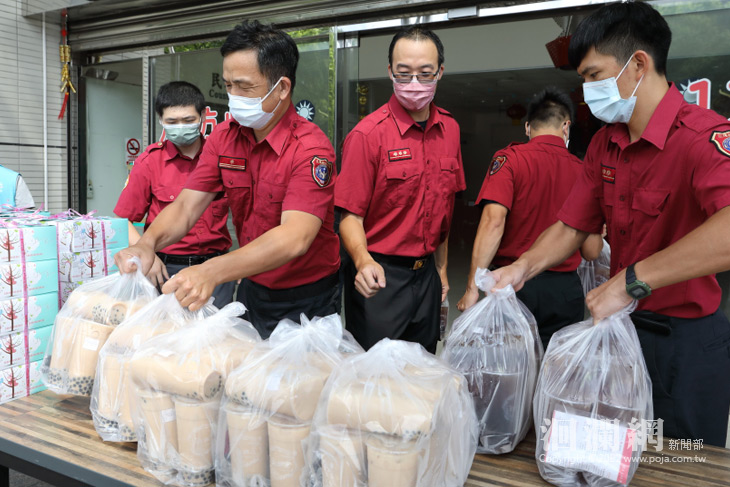 送上點心珍珠奶茶，魏嘉賢市長慰勞花蓮縣消防局