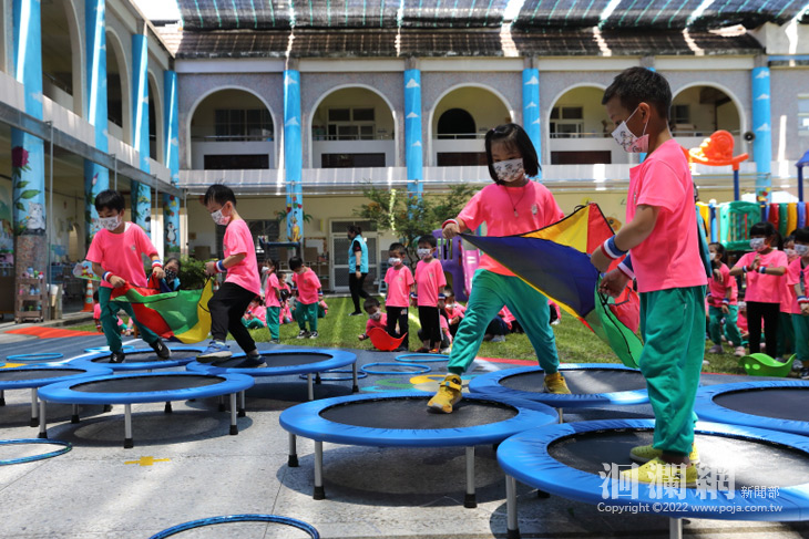 花蓮市幼校內運動會，魏嘉賢鼓勵學童盡情揮灑汗水