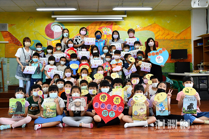 游淑貞親贈11所校園鄉土繪本書籍，力推童話繪本共