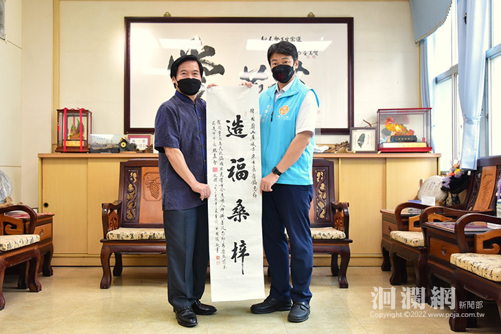 蔚山廣域市長卸任，魏嘉賢贈書法大師墨寶