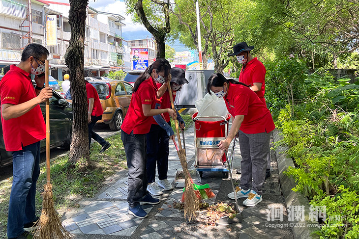 遠百花蓮化身環保小尖兵，深入社區掃街服務鄰里