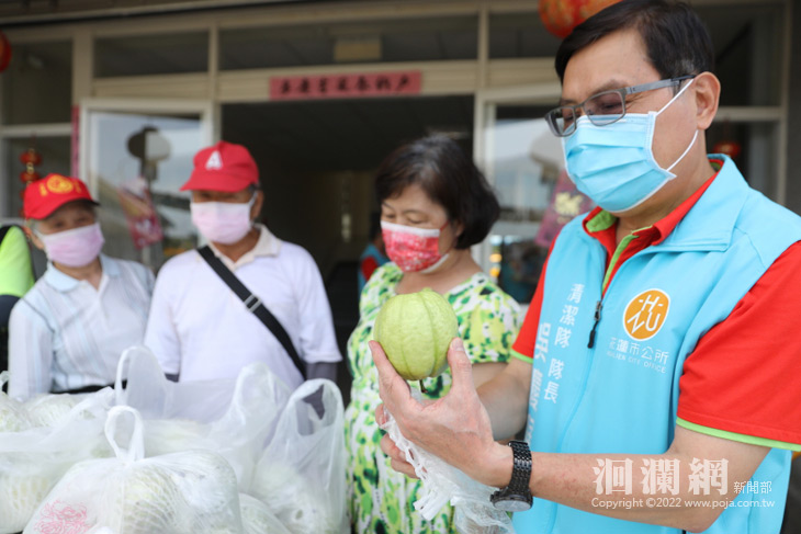 松成號幫助農戶紓困 採購水果轉送清潔隊員補充